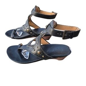 Frye Black Leather Thong Sandals Small Heel Western Size 9.5. Flaws